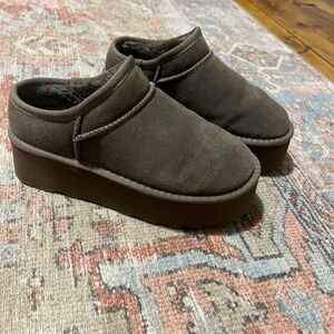 Cushionaire Brown Suede Women's Platform Slippers/Mules size 8